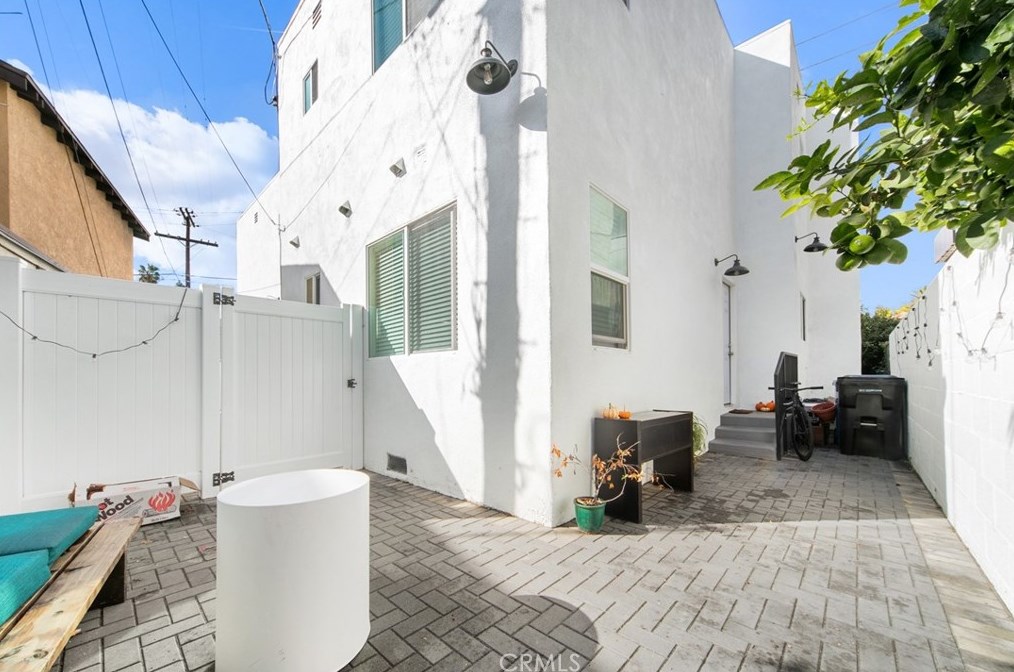 2664 La Brea Ave, Los Angeles CA  90016-2807 exterior