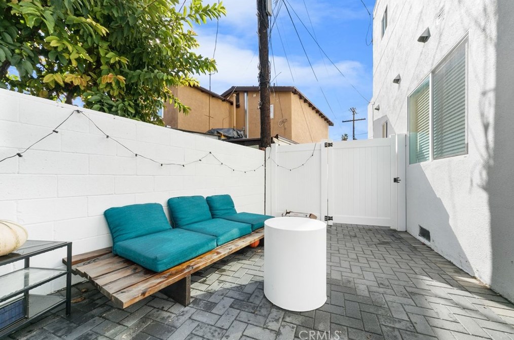 2664 La Brea Ave, Los Angeles CA  90016-2807 exterior