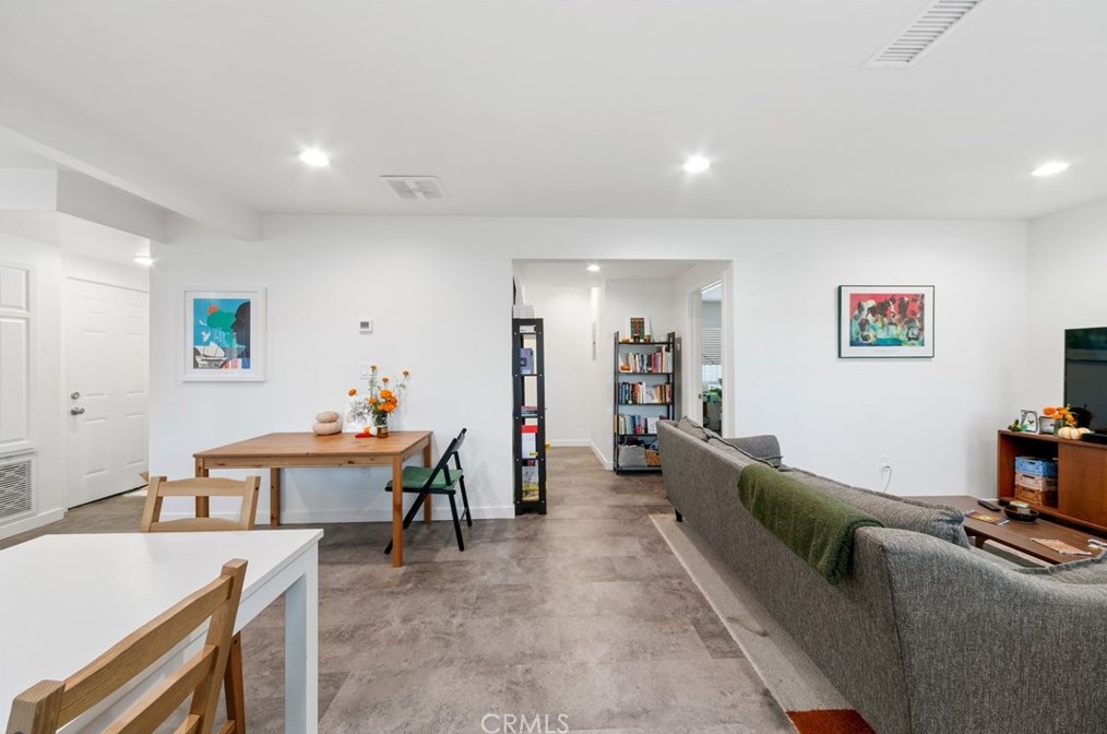 2664 La Brea Ave, Los Angeles CA  90016-2807 exterior