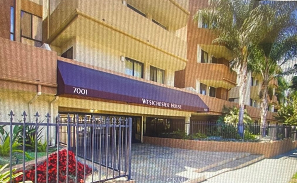 7001 La Cienega Blvd, Los Angeles CA  90045-2050 exterior