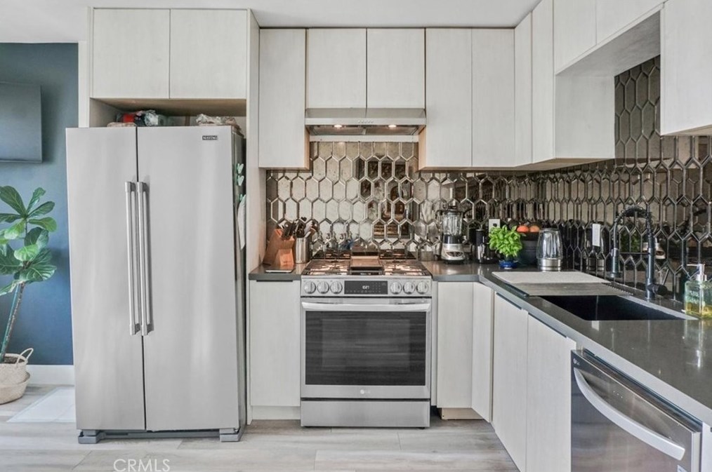 230 Hoover St, Los Angeles CA  90004-3628 exterior
