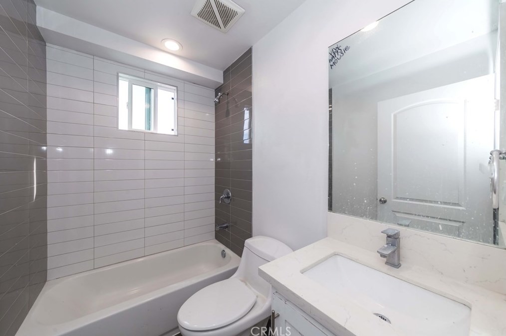 211 43rd St, Los Angeles CA  90011-3007 exterior
