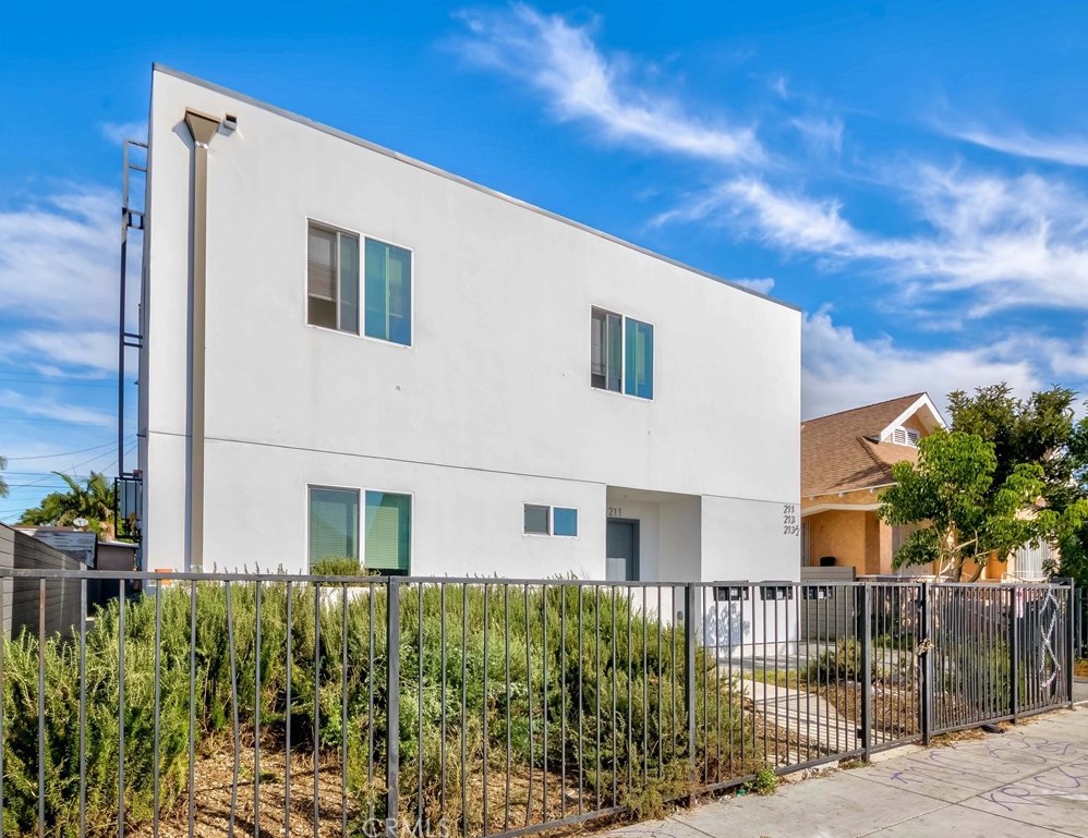 211 43rd St, Los Angeles CA  90011-3007 exterior