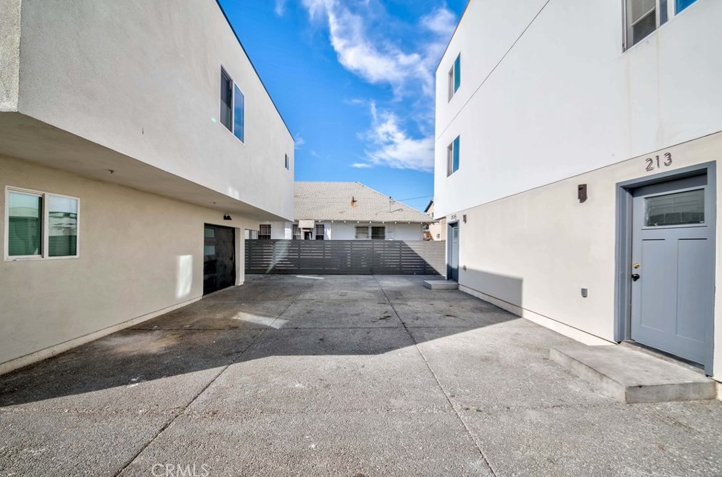 211 43rd St, Los Angeles CA  90011-3007 exterior