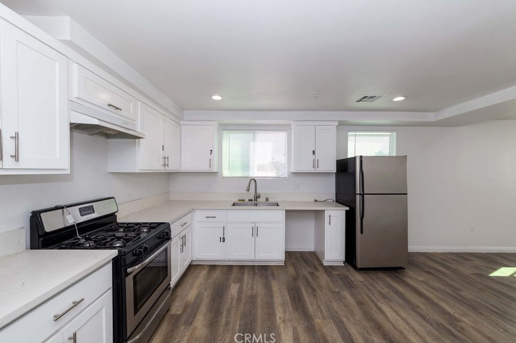 211 43rd St, Los Angeles CA  90011-3007 exterior