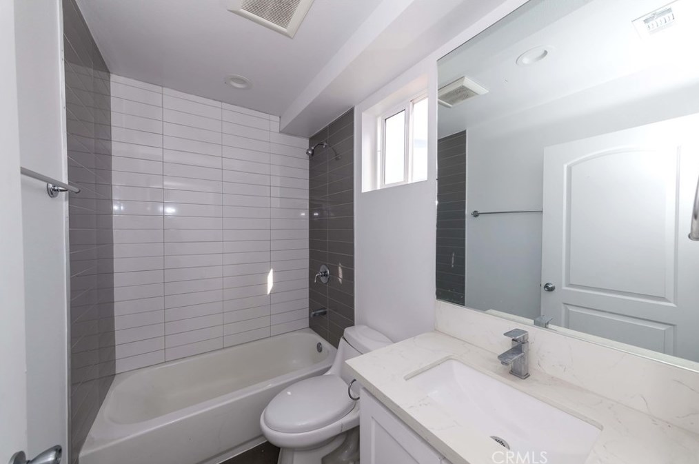 211 43rd St, Los Angeles CA  90011-3007 exterior