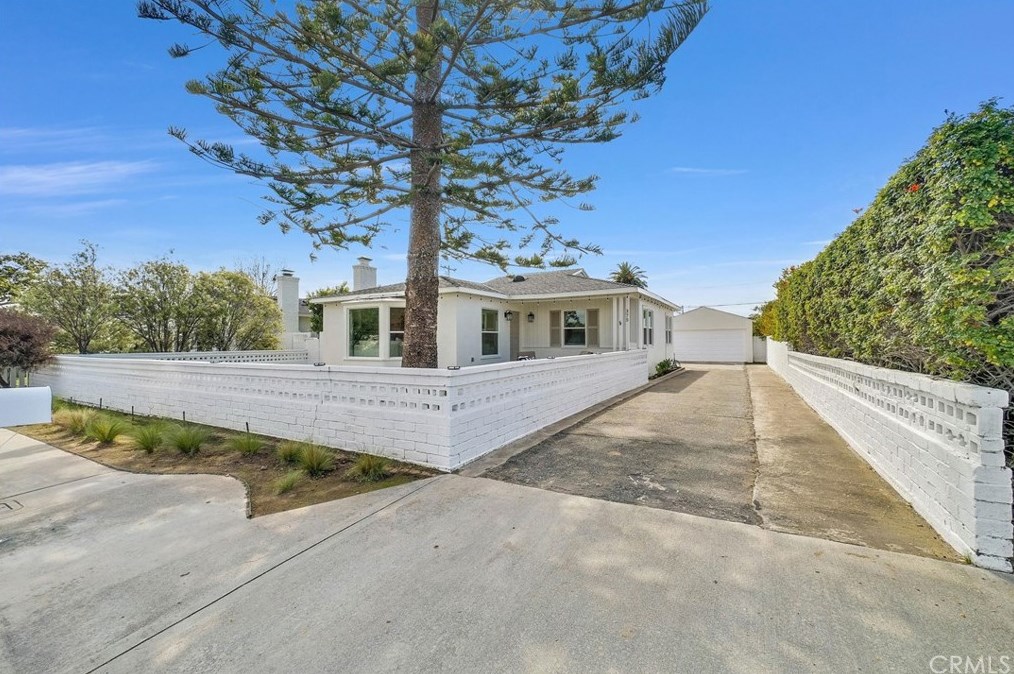 375 19th St, Costa Mesa CA  92627-2349 exterior