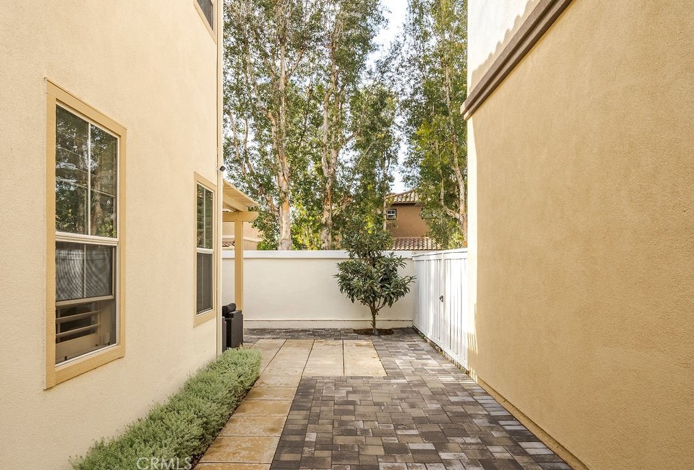 1 Del Sonterra, Irvine CA  92606-8861 exterior