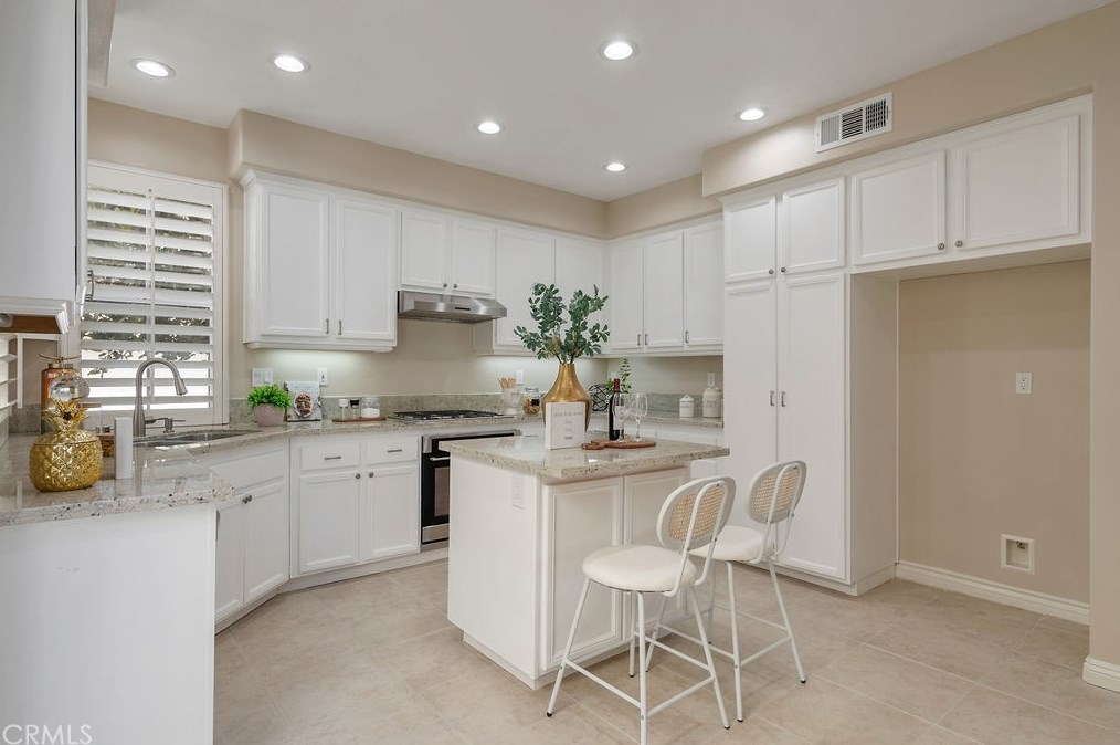 1 Del Sonterra, Irvine CA  92606-8861 exterior