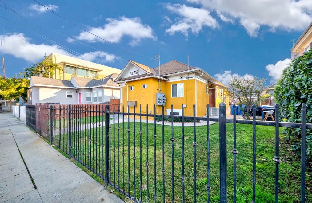 1718 New England St, Los Angeles CA  90006-5311 exterior
