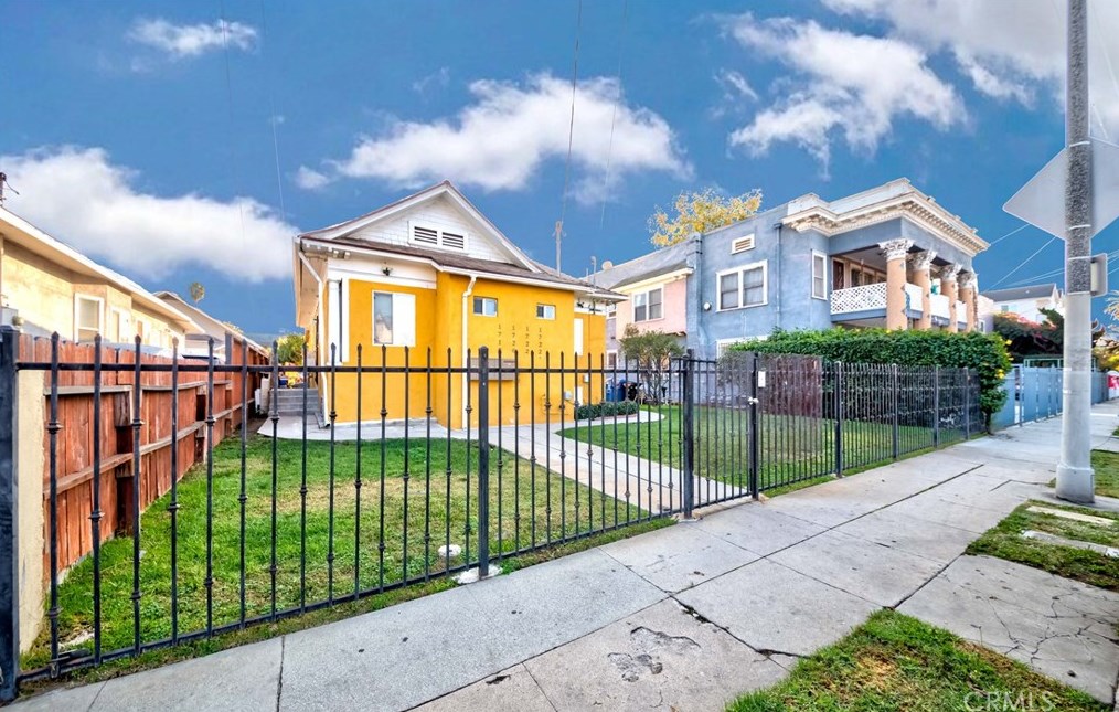 1718 New England St, Los Angeles CA  90006-5312 exterior