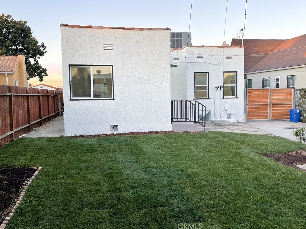 1946 80th St, Los Angeles CA  90047-2636 exterior