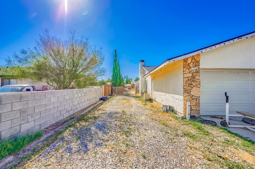 14561 Coalinga Rd, Victorville CA  92392-9617 exterior