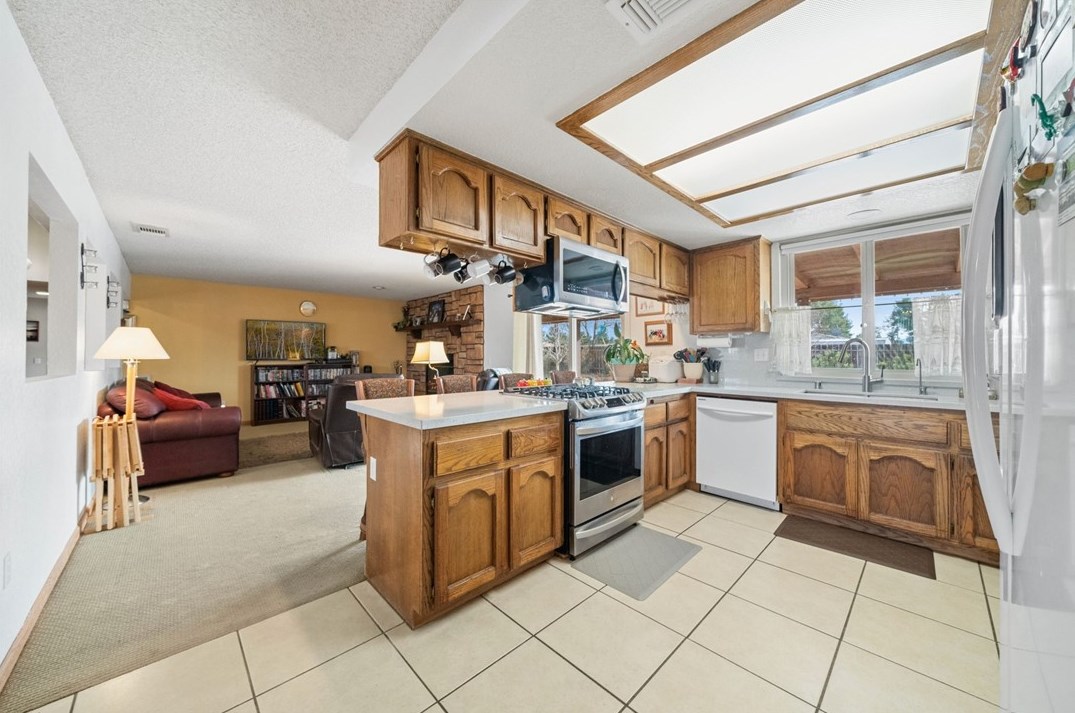 19823 Shoshonee Rd, Apple Valley CA  92307-5554 exterior