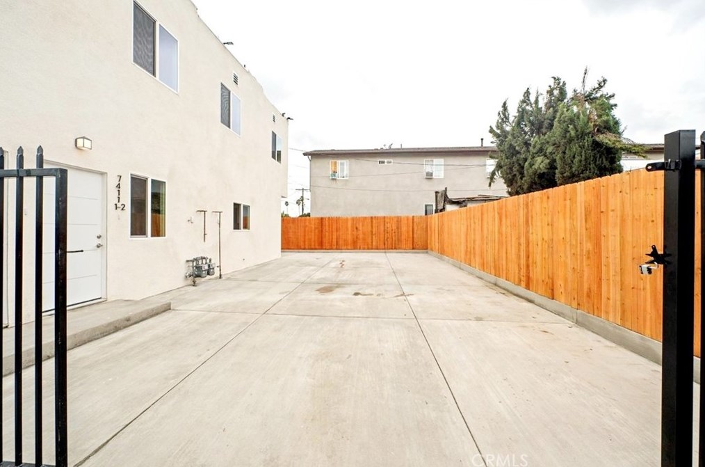 7411 Stanford Ave, Los Angeles CA  90001-2337 exterior