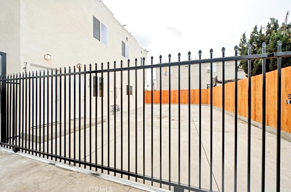 7411 Stanford Ave, Los Angeles CA  90001-2337 exterior