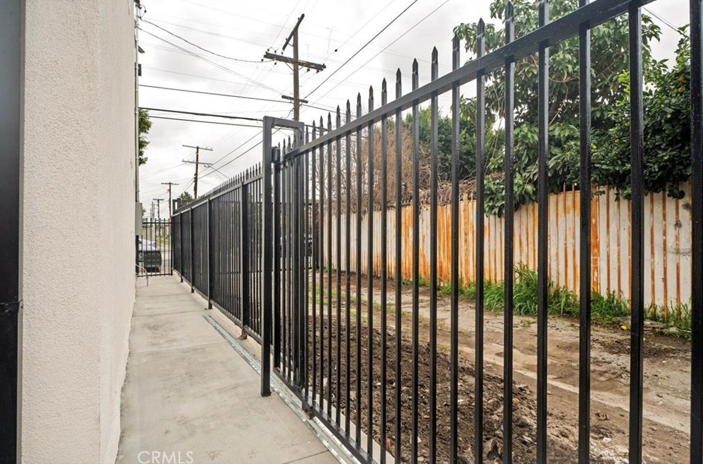 7411 Stanford Ave, Los Angeles CA  90001-2337 exterior