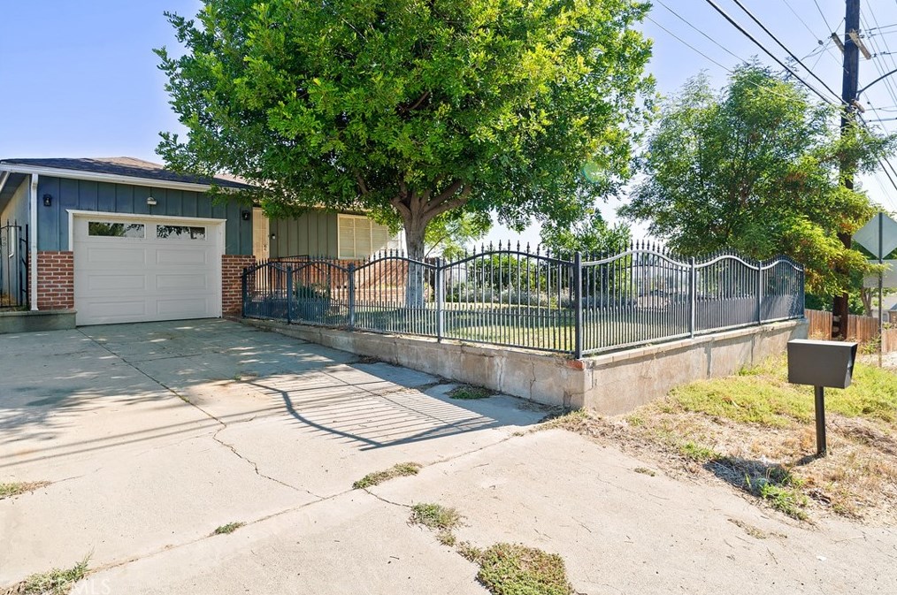 5965 Mountain View Ave, Riverside CA  92504-1572 exterior