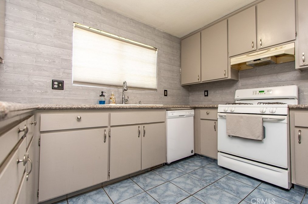719 Almond Glen Ave, Livingston CA  95334-1875 exterior