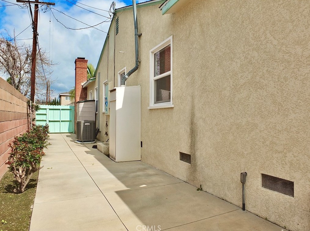5416 Harvey Way, Long Beach CA  90808-1453 exterior
