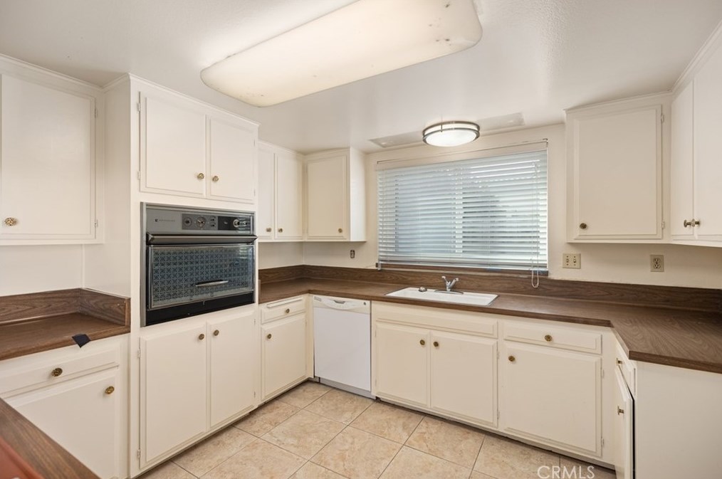 2859 Serang Pl, Costa Mesa CA  92626-4826 exterior
