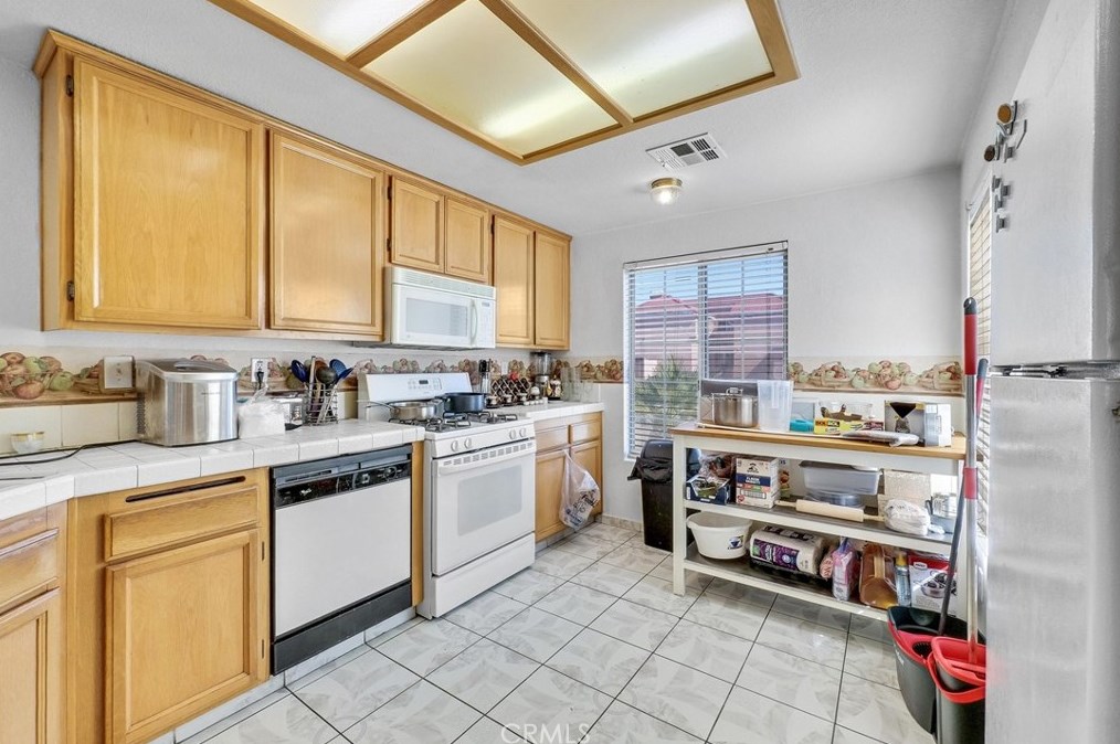 16352 Manchester St, Victorville CA  92394-1588 exterior