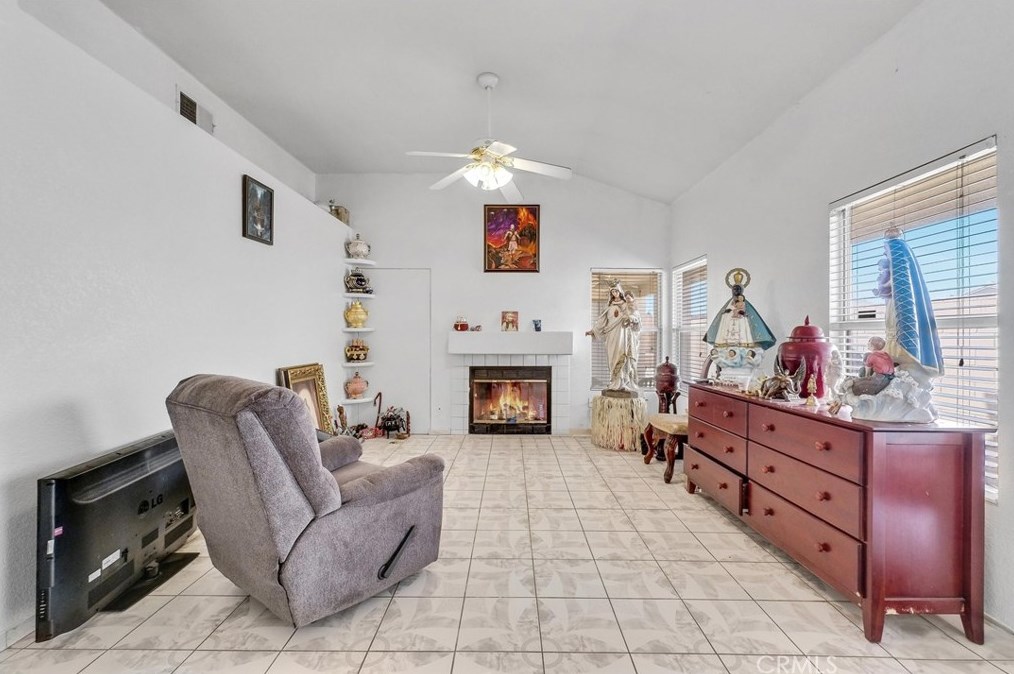 16352 Manchester St, Victorville CA  92394-1588 exterior