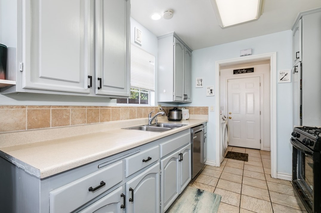 11632 Massinger St, Lakewood CA  90715-2123 exterior