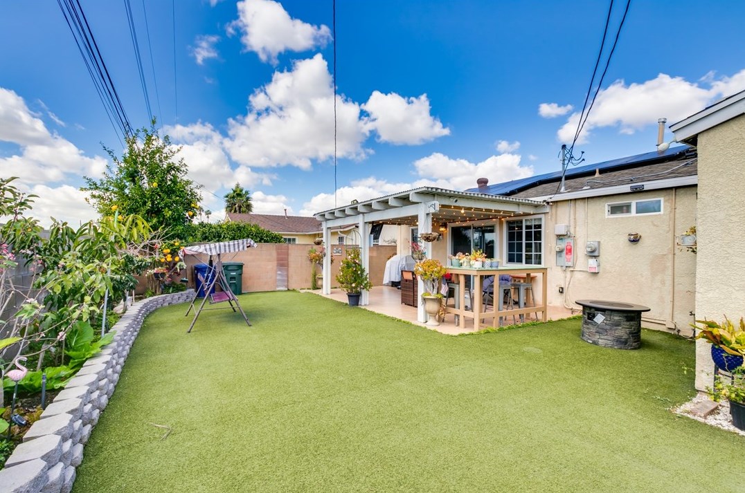 11632 Massinger St, Lakewood CA  90715-2123 exterior