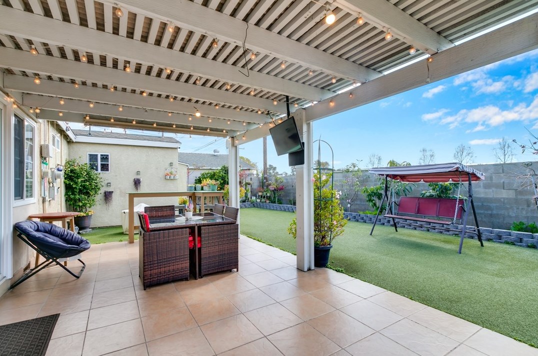 11632 Massinger St, Lakewood CA  90715-2123 exterior