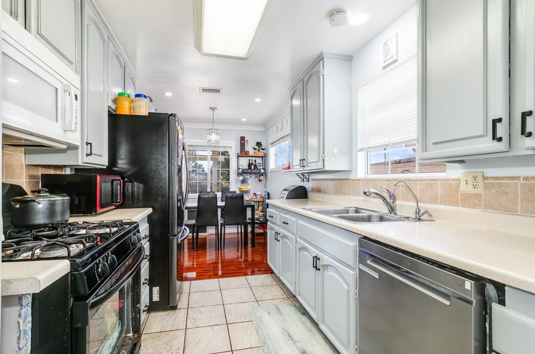 11632 Massinger St, Lakewood CA  90715-2123 exterior