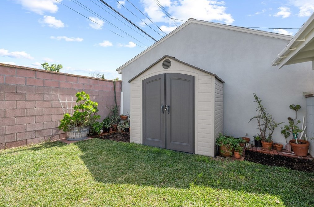 13846 Dunrobin Ave, Bellflower CA 90706-2420 exterior