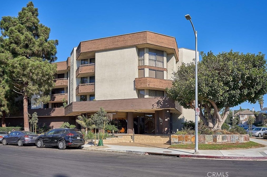 750 Spaulding Ave, Los Angeles CA  90046-7422 exterior
