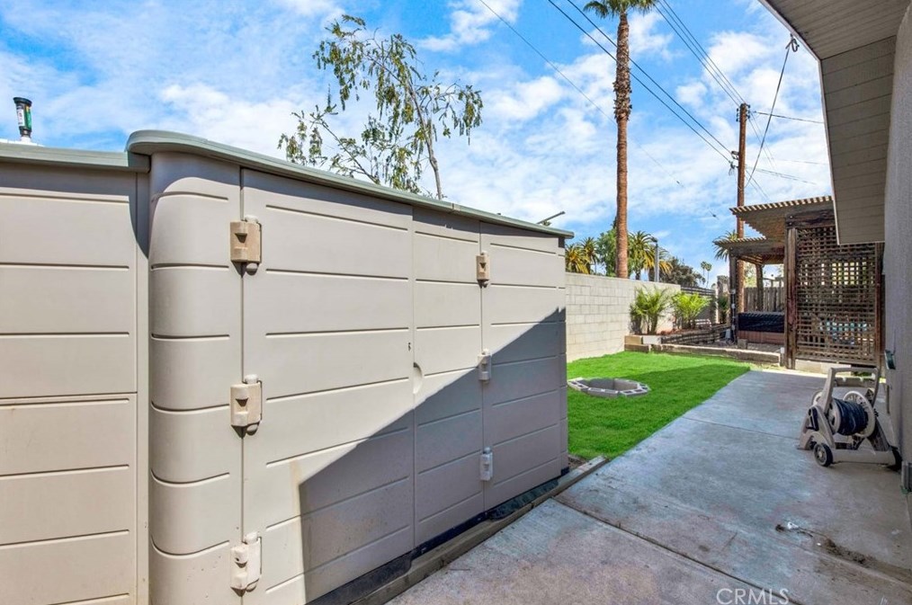 8187 Sherwood Pl, Riverside CA  92504-3439 exterior