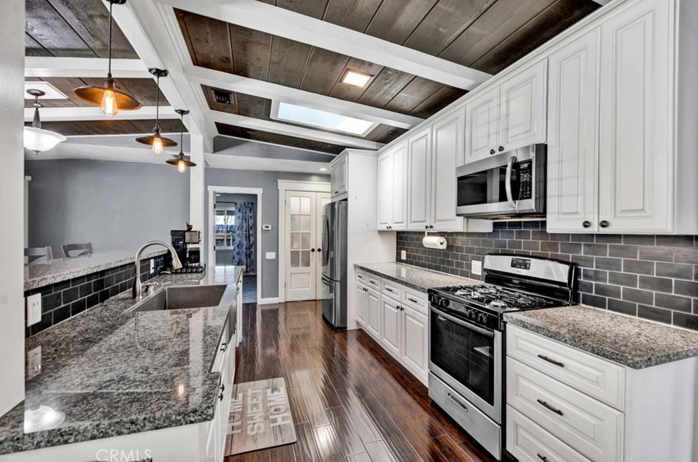 8187 Sherwood Pl, Riverside CA  92504-3439 exterior