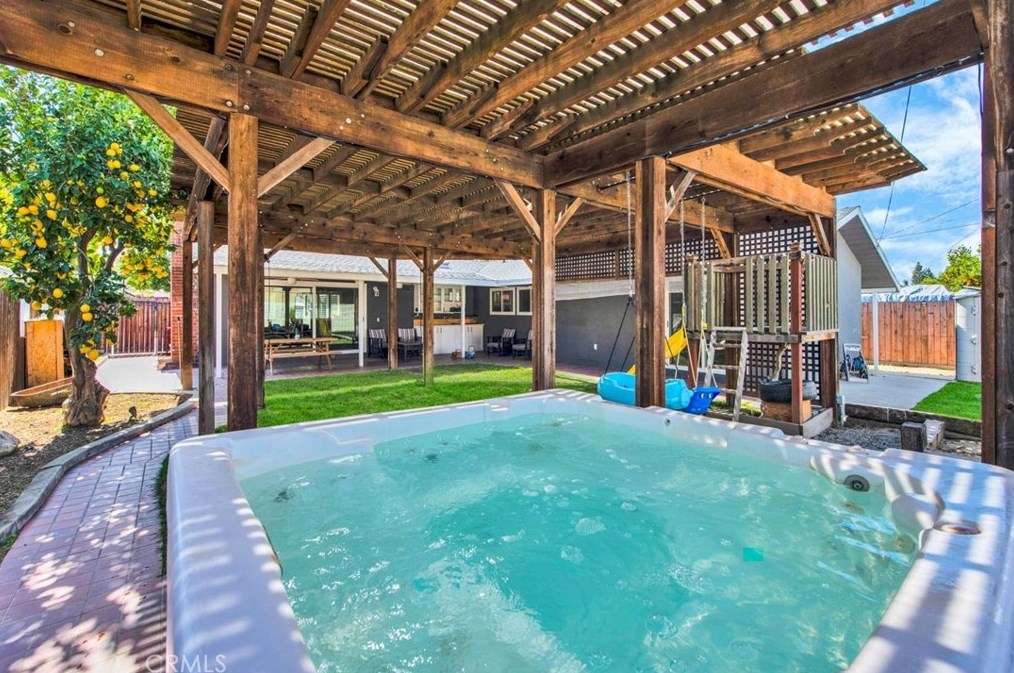 8187 Sherwood Pl, Riverside CA  92504-3439 exterior