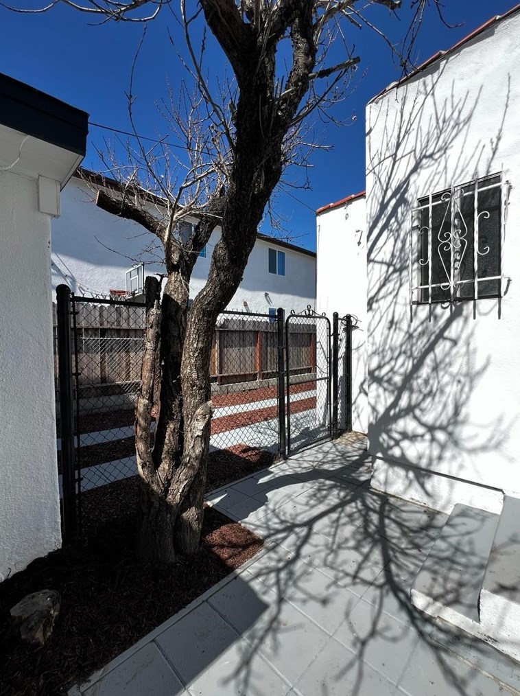 818 83rd St, Los Angeles CA  90001-3606 exterior