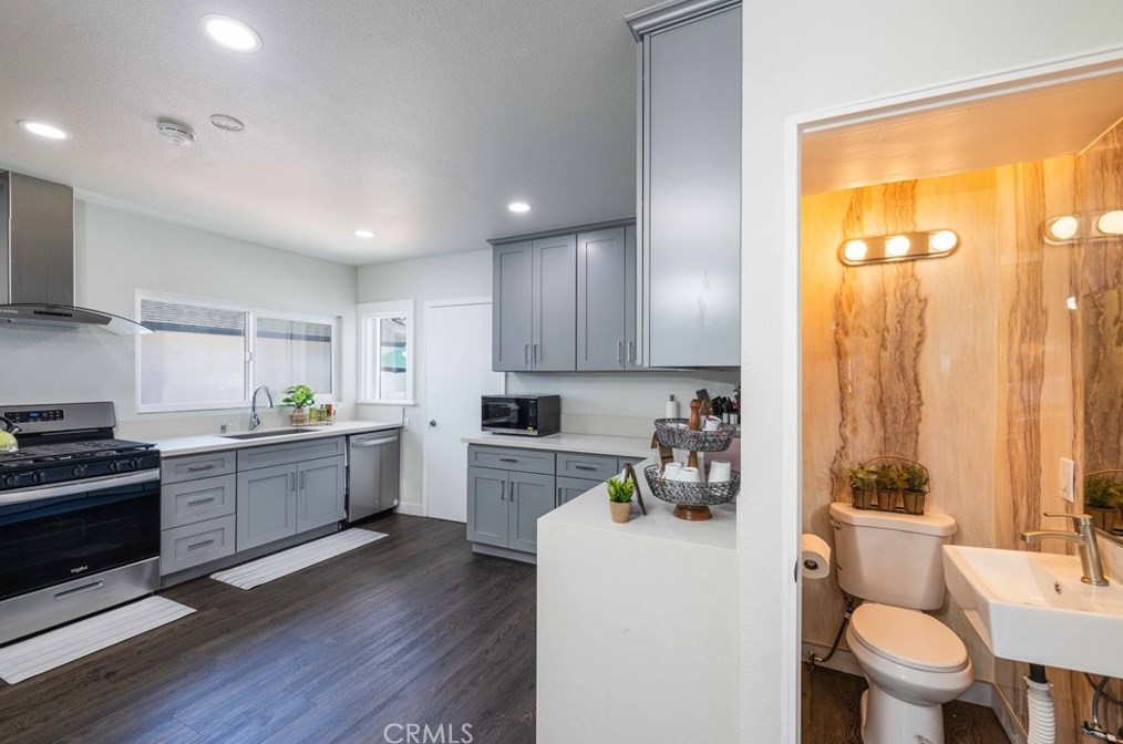 2314 Bristol St, Santa Ana CA  92704-5721 exterior