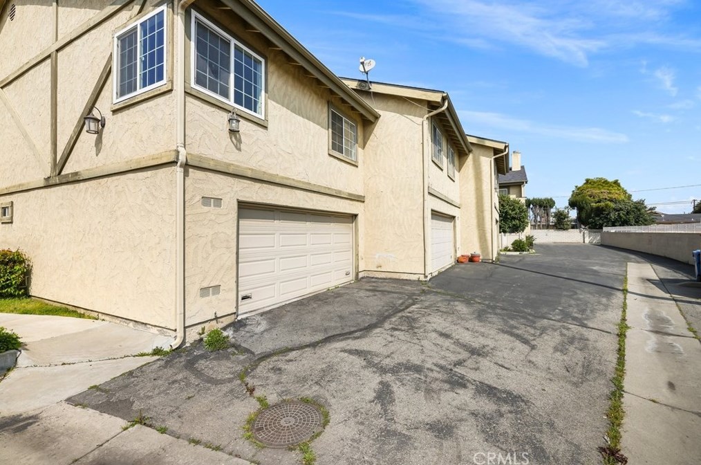 181 La Verne Ave, Pomona CA  91767-2384 exterior