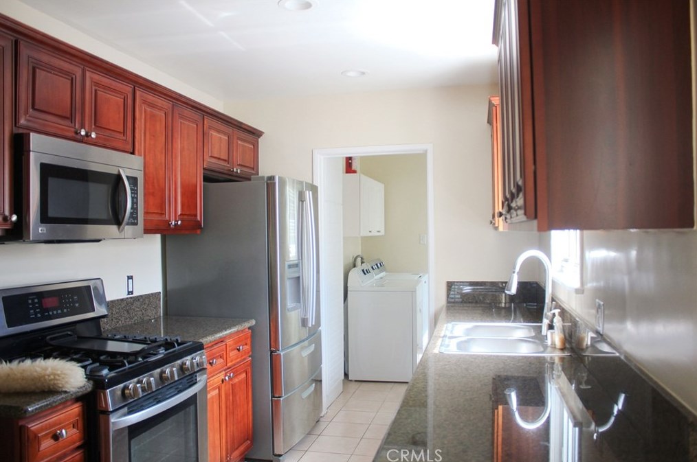 10304 Gramercy Pl, Los Angeles CA  90047-4129 exterior