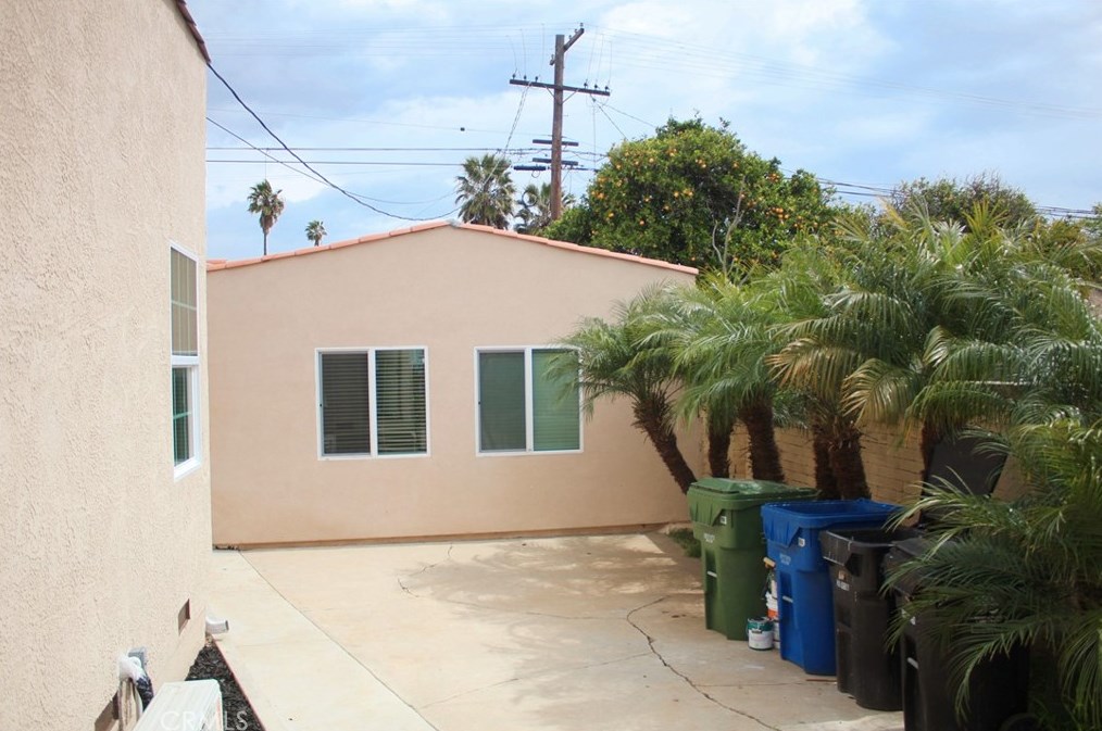 10304 Gramercy Pl, Los Angeles CA  90047-4129 exterior