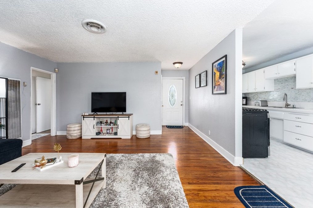 6687 Lessie Ln, Riverside CA  92503-1232 exterior