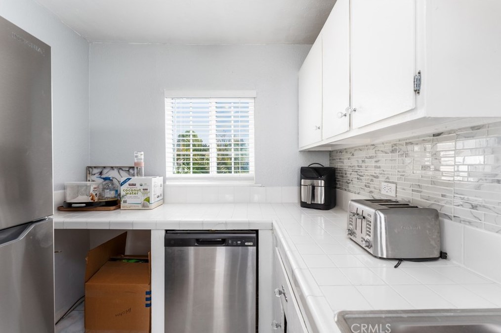 6687 Lessie Ln, Riverside CA  92503-1232 exterior