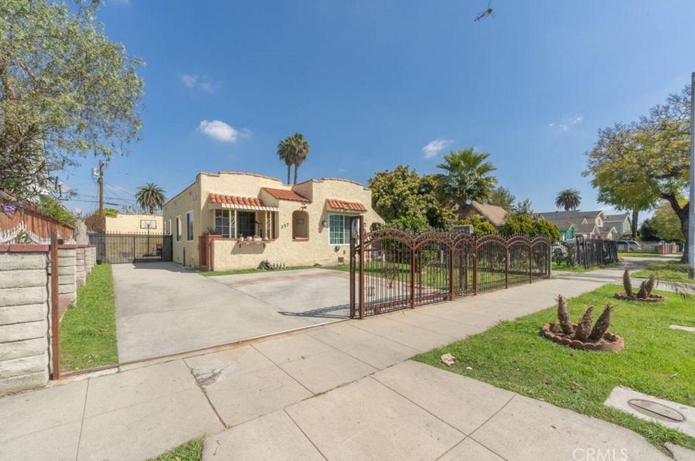 327 76th St, Los Angeles CA  90003-2321 exterior