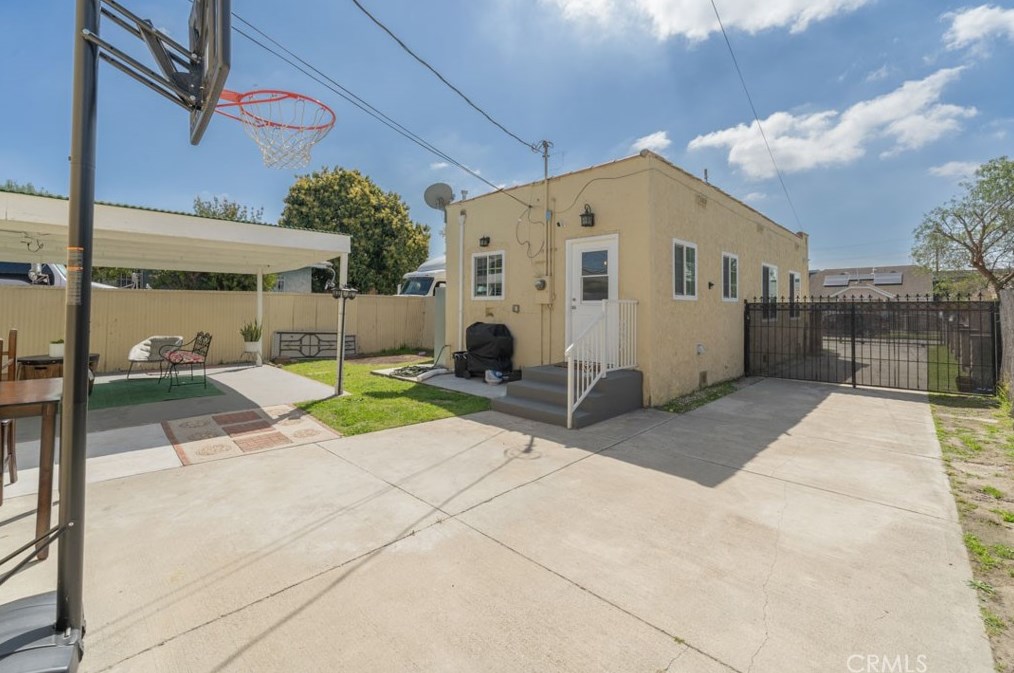 327 76th St, Los Angeles CA  90003-2321 exterior