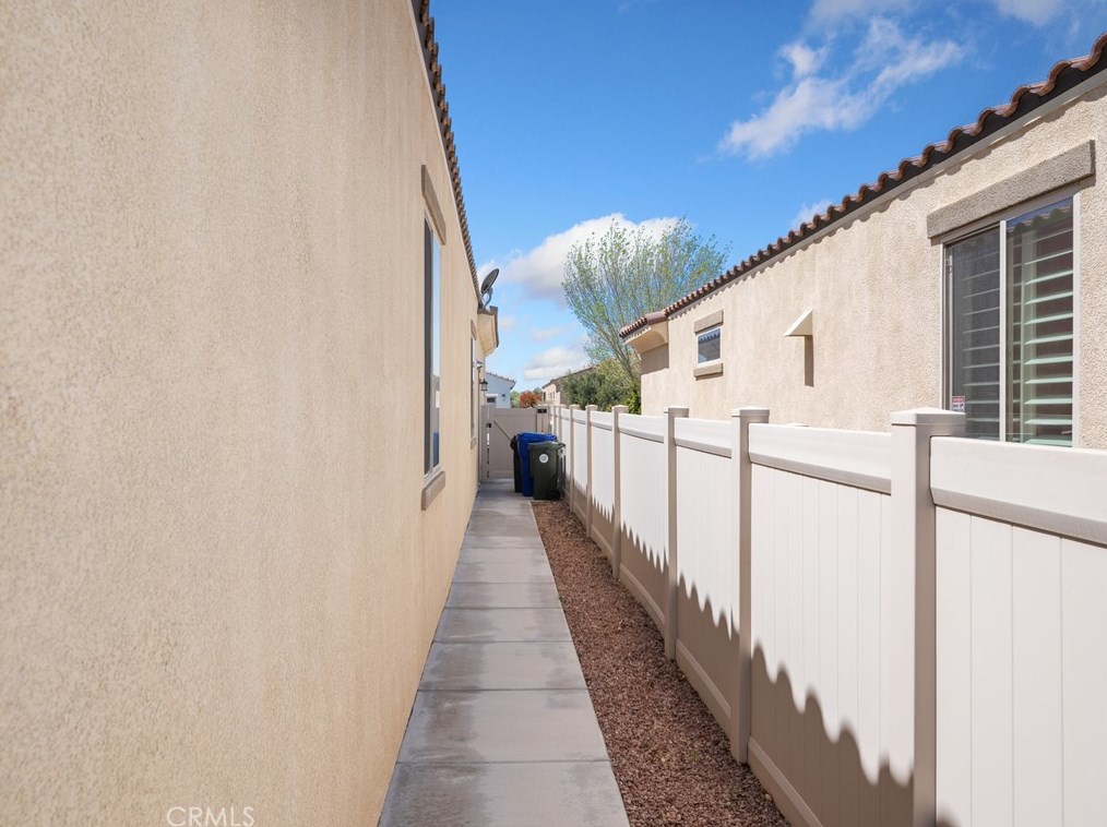 10575 Green Valley Rd, Apple Valley CA  92308-3689 exterior