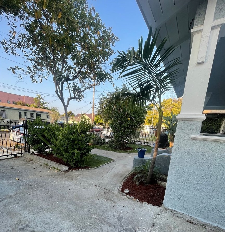 876 35th St, Los Angeles CA  90011-2804 exterior