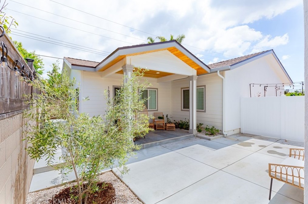 16396 Sandalwood St, Santa Ana CA  92708-1941 exterior