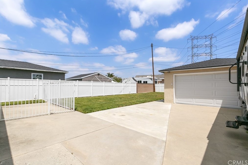 5737 Rocket St, Lakewood CA  90713-1077 exterior