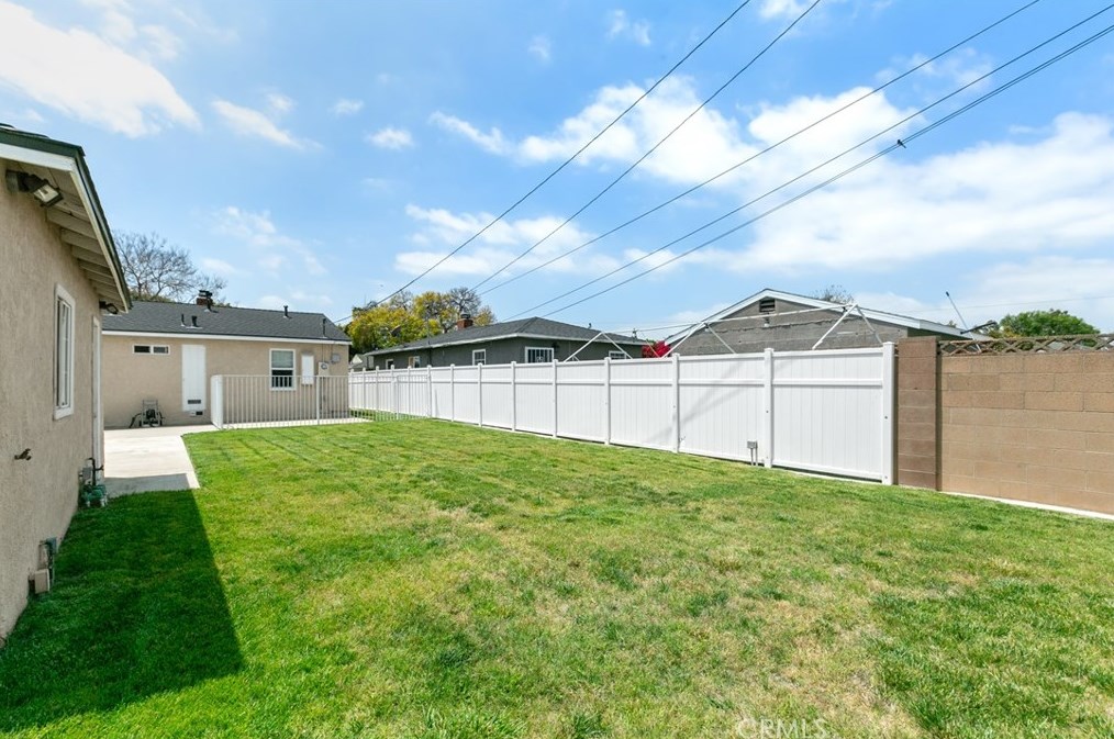 5737 Rocket St, Lakewood CA  90713-1077 exterior